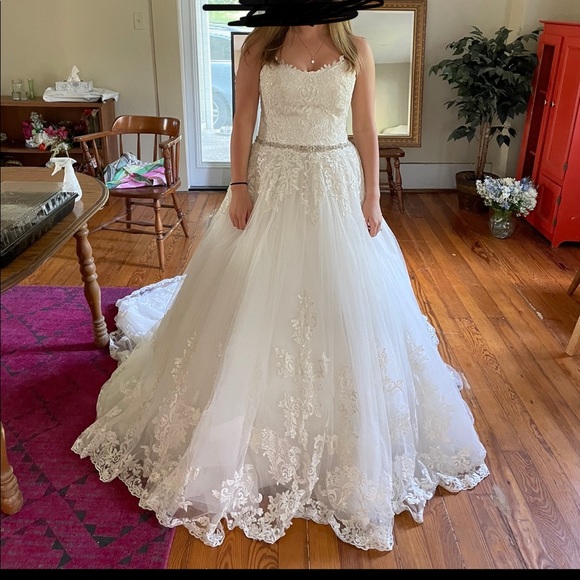 Beautiful ivory wedding dress - Picture 1 of 3